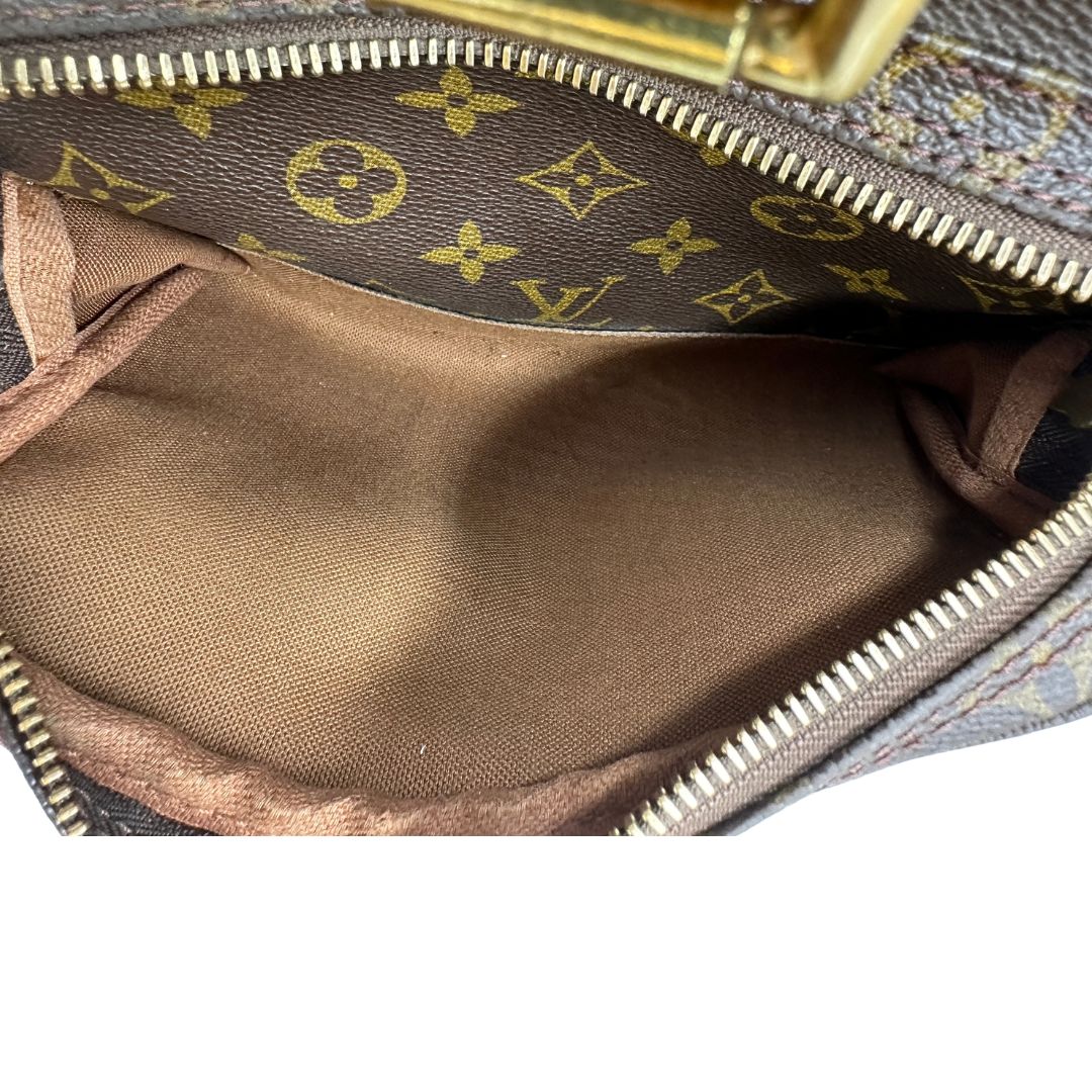 Interno di uno zaino Montsouris GM in canvas marrone monogram con finiture in vacchetta naturale.