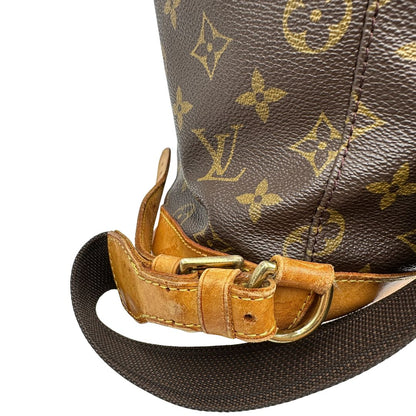 Segni di utilizzo sulla vacchetta di uno zaino Montsouris GM in canvas marrone monogram con finiture in vacchetta naturale.