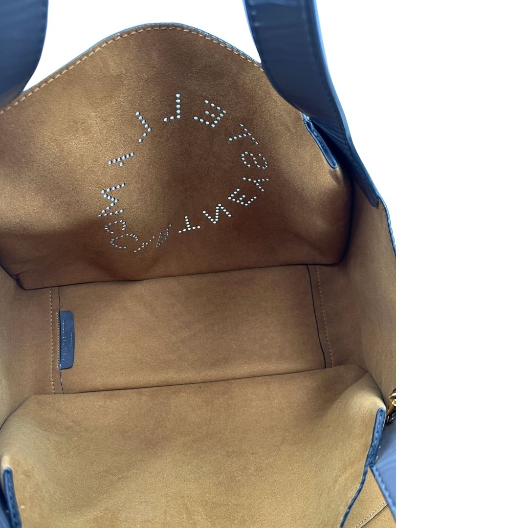 interno della borsa Stella McCartney in ecopelle verniciata grigia