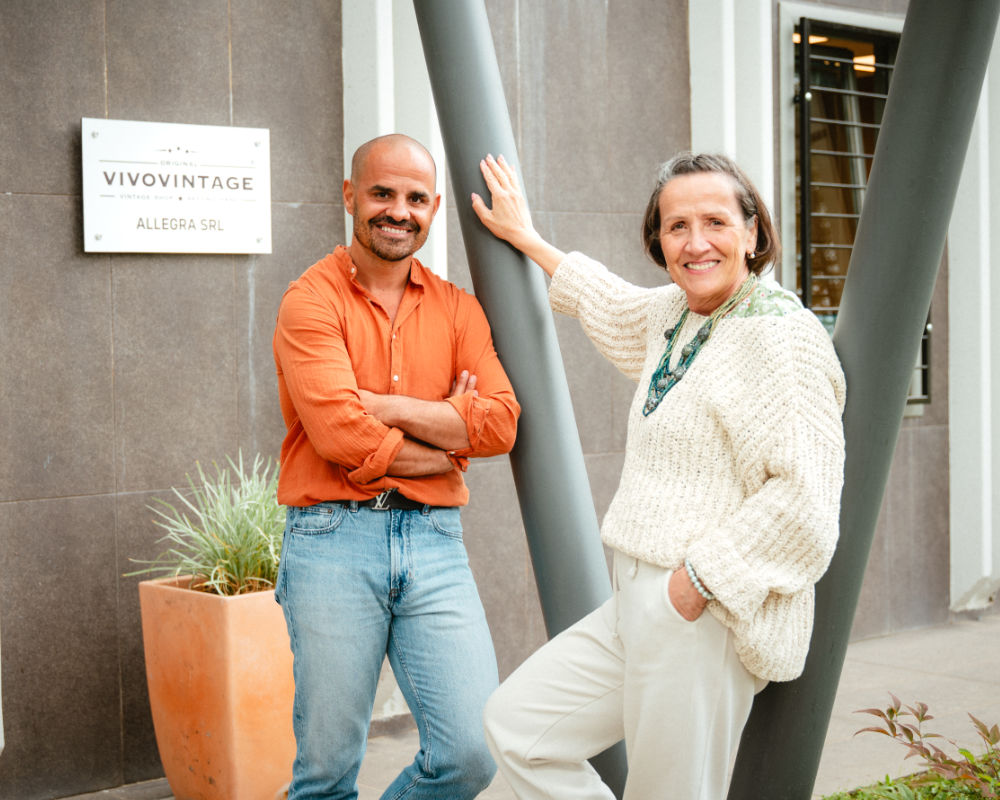 Angelo e Cinzia all'esterno degli uffici di Vivo Vintage