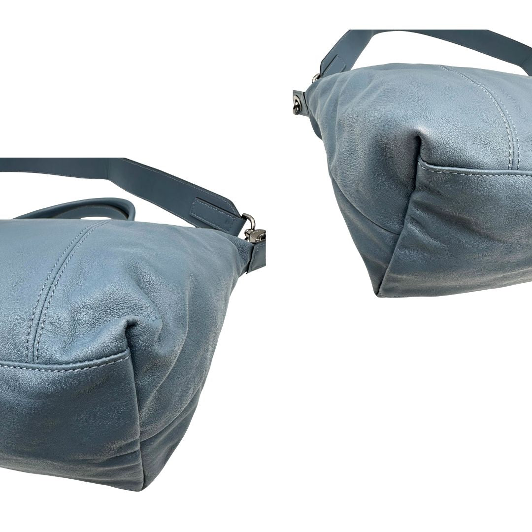 Angoli Borsa Longchamp Le Pliage in pelle Blu avio dotata di doppi manici stondati e di una tracolla regolabile, amovibile. Rifinita con parti metalliche argentate.