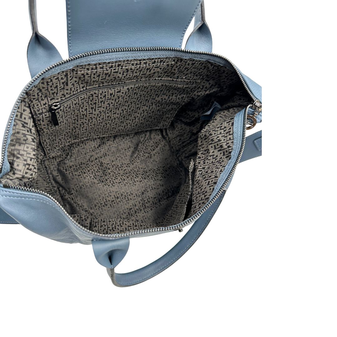 Interno Borsa Longchamp Le Pliage in pelle Blu avio dotata di doppi manici stondati e di una tracolla regolabile, amovibile. Rifinita con parti metalliche argentate.