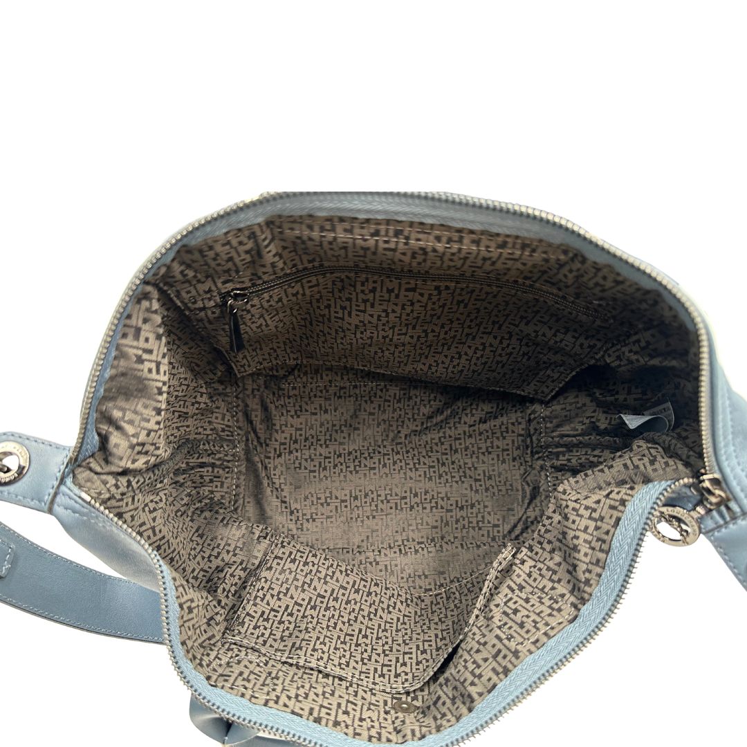 Interno Borsa Longchamp Le Pliage in pelle Blu avio dotata di doppi manici stondati e di una tracolla regolabile, amovibile. Rifinita con parti metalliche argentate.