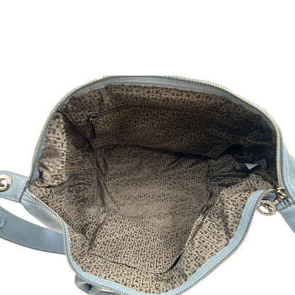 Interno Borsa Longchamp Le Pliage in pelle Blu avio dotata di doppi manici stondati e di una tracolla regolabile, amovibile. Rifinita con parti metalliche argentate.