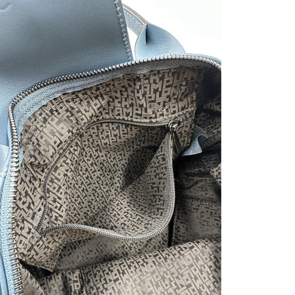Tasca Borsa Longchamp Le Pliage in pelle Blu avio dotata di doppi manici stondati e di una tracolla regolabile, amovibile. Rifinita con parti metalliche argentate.