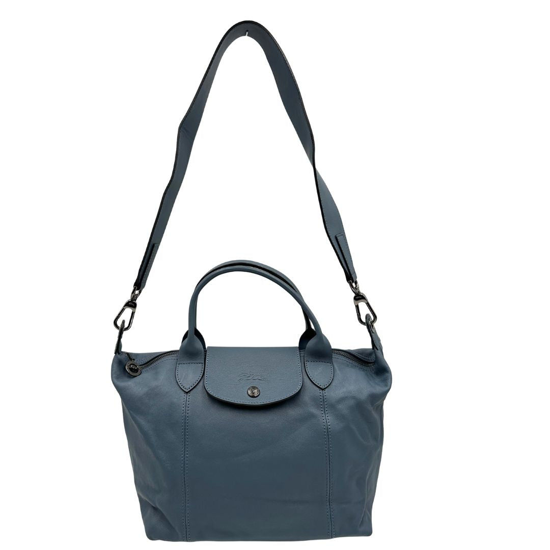 Fronte Borsa Longchamp Le Pliage in pelle Blu avio dotata di doppi manici stondati e di una tracolla regolabile, amovibile. Rifinita con parti metalliche argentate.