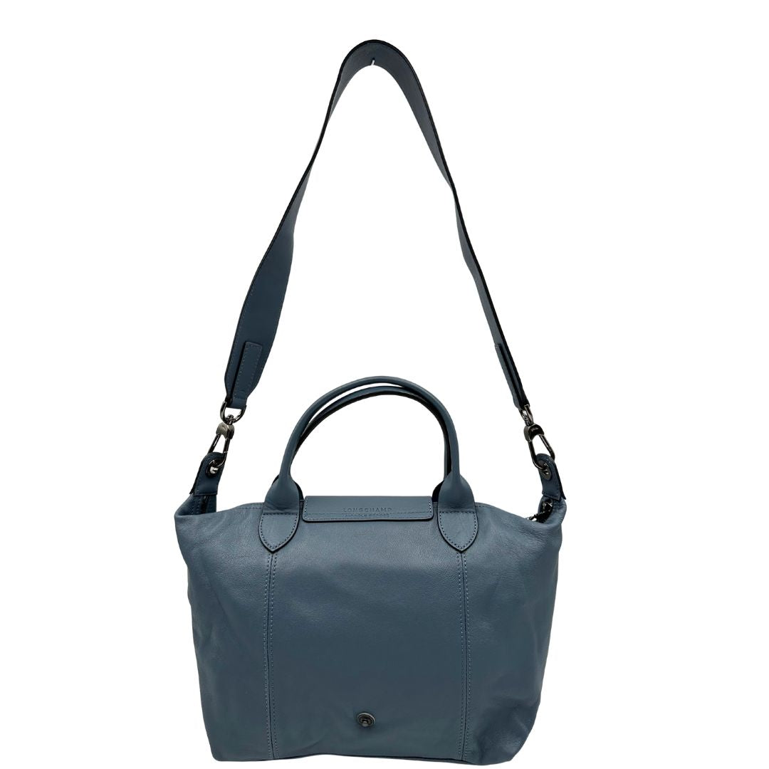 Retro Borsa Longchamp Le Pliage in pelle Blu avio dotata di doppi manici stondati e di una tracolla regolabile, amovibile. Rifinita con parti metalliche argentate.