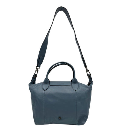 Retro Borsa Longchamp Le Pliage in pelle Blu avio dotata di doppi manici stondati e di una tracolla regolabile, amovibile. Rifinita con parti metalliche argentate.