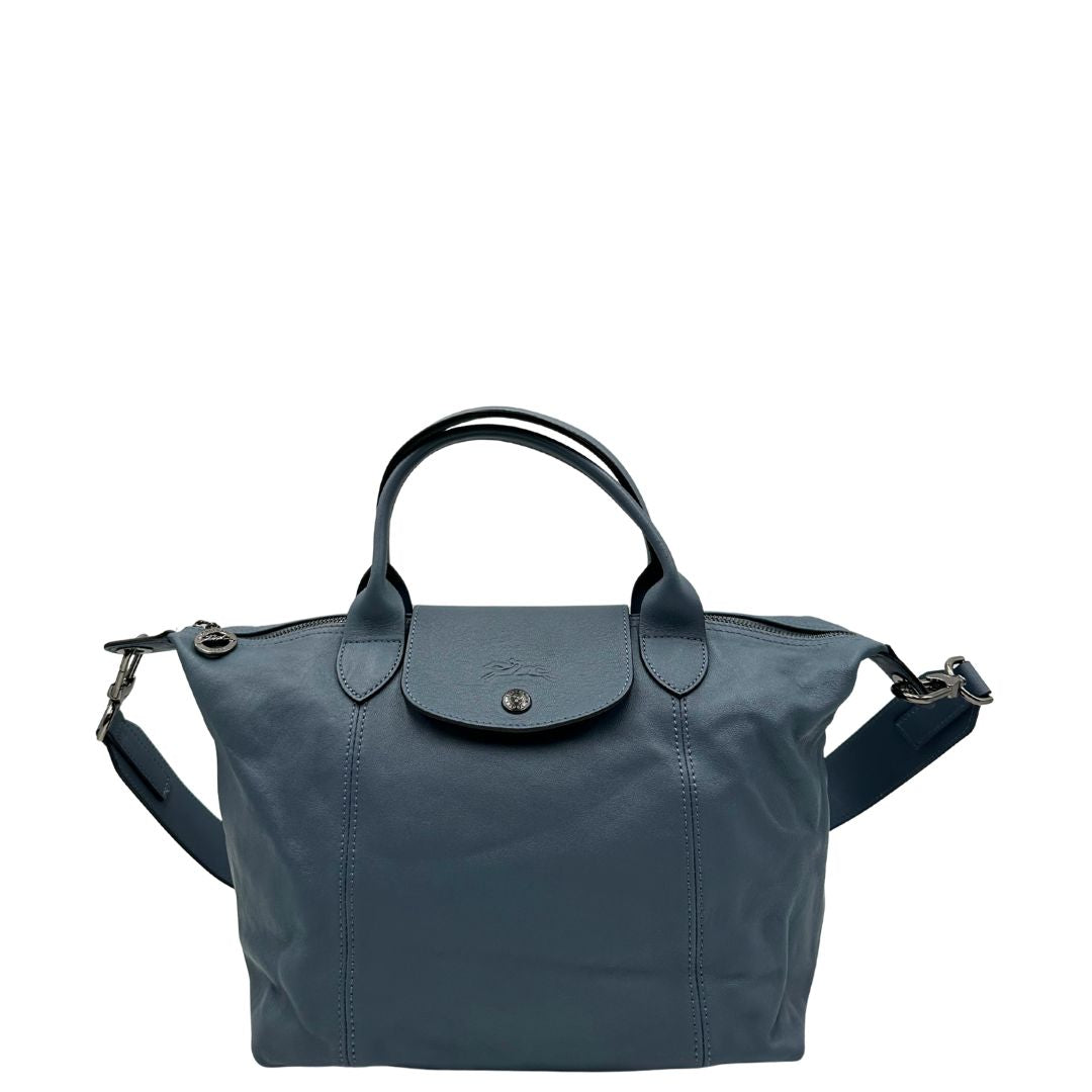 Fronte Borsa Longchamp Le Pliage in pelle Blu avio dotata di doppi manici stondati e di una tracolla regolabile, amovibile. Rifinita con parti metalliche argentate.
