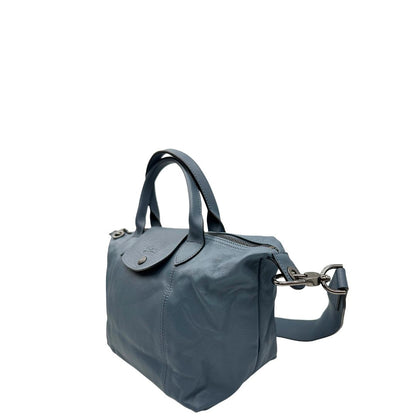 Laterale Borsa Longchamp Le Pliage in pelle Blu avio dotata di doppi manici stondati e di una tracolla regolabile, amovibile. Rifinita con parti metalliche argentate.