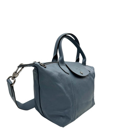  laterale Borsa Longchamp Le Pliage in pelle Blu avio dotata di doppi manici stondati e di una tracolla regolabile, amovibile. Rifinita con parti metalliche argentate.