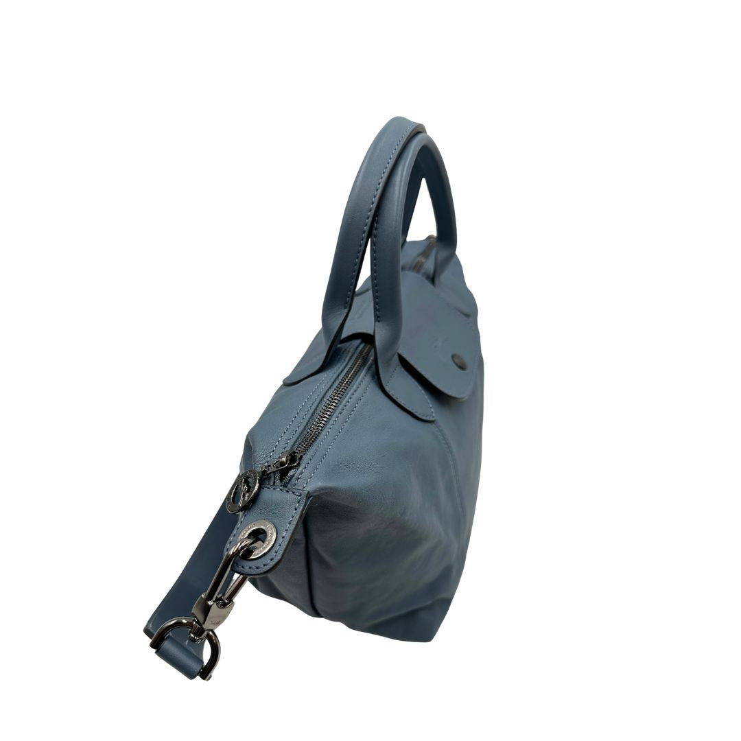 Laterale Borsa Longchamp Le Pliage in pelle Blu avio dotata di doppi manici stondati e di una tracolla regolabile, amovibile. Rifinita con parti metalliche argentate.