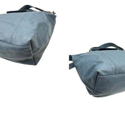 Angoli Borsa Longchamp Le Pliage in pelle Blu avio dotata di doppi manici stondati e di una tracolla regolabile, amovibile. Rifinita con parti metalliche argentate.