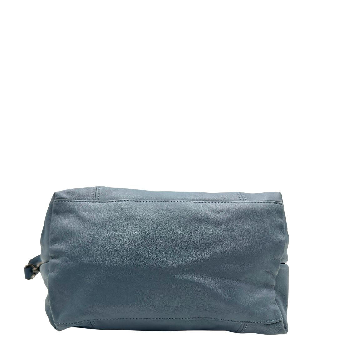 Base Borsa Longchamp Le Pliage in pelle Blu avio dotata di doppi manici stondati e di una tracolla regolabile, amovibile. Rifinita con parti metalliche argentate.