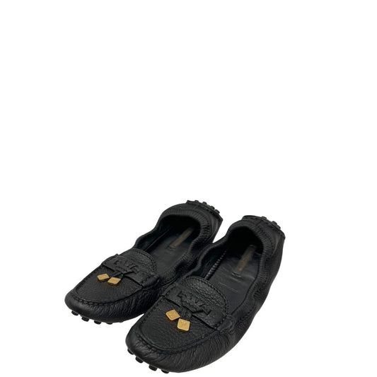 Mocassini Louis Vuitton in pelle nera con ciondolo logato LV sul front. Complete di corredo. Originali, di lusso, usato, condizioni ottime. 