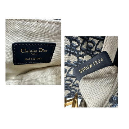 Codice seriale Borsa Saddle Dior in tessuto beige con trama Dior Oblique nera e blu, finiture in pelle blu notte e parti metalliche dorate. Munita di manico singolo e tracolla regolabile, e amovibile. Completa di corredo. Originale, usato, condizioni ottime. 