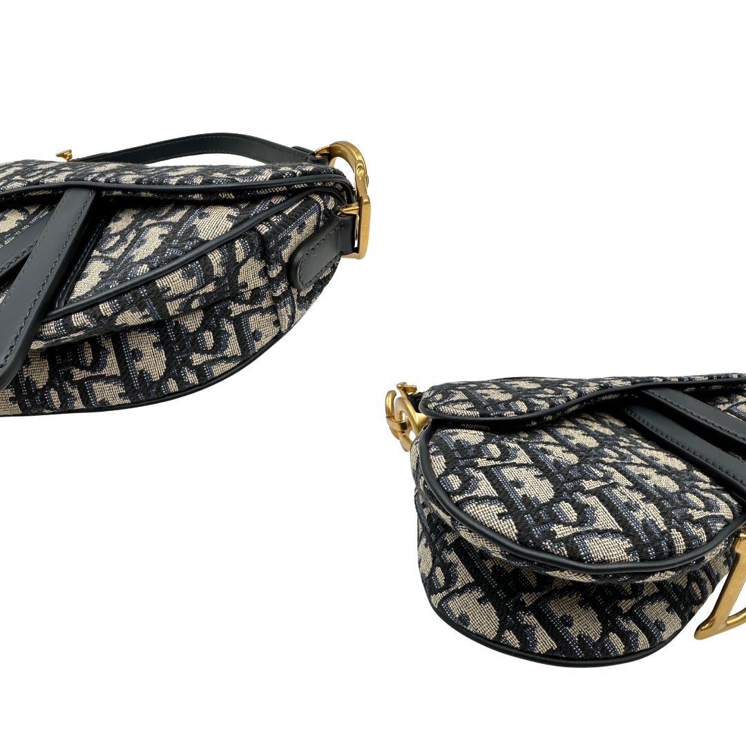 Borsa Saddle Dior in tessuto beige con trama Dior Oblique nera e blu, finiture in pelle blu notte e parti metalliche dorate. Munita di manico singolo e tracolla regolabile, e amovibile. Completa di corredo. Originale, usato, condizioni ottime. 