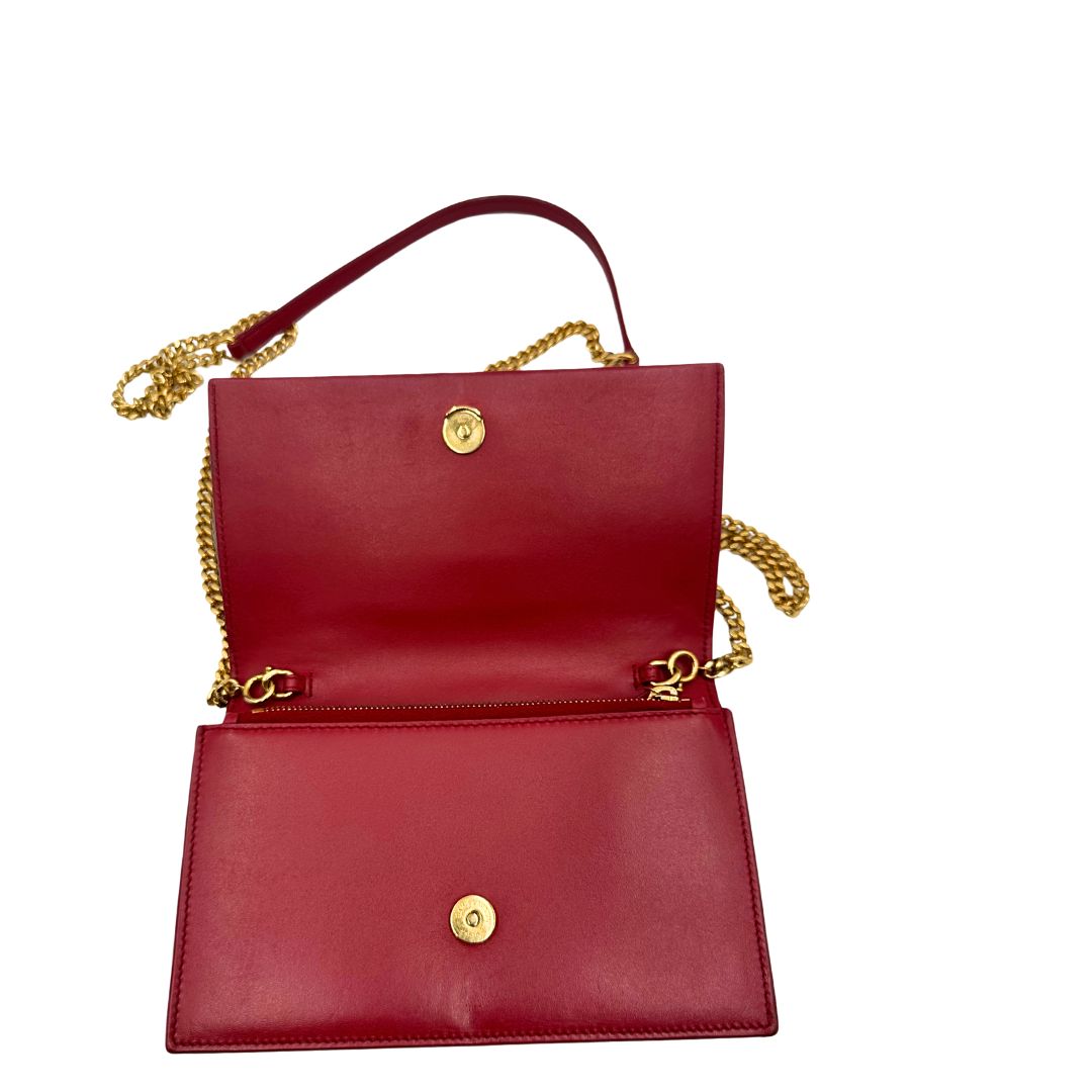 Borsa Kate Wallet on Chain Saint Laurent in pelle rossa con parti metalliche dorate e nappa decorativa a catena, indossabile a tracolla.