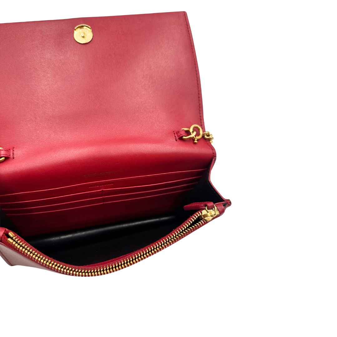 Interno Borsa Kate Wallet on Chain Saint Laurent in pelle rossa con parti metalliche dorate e nappa decorativa a catena, indossabile a tracolla.