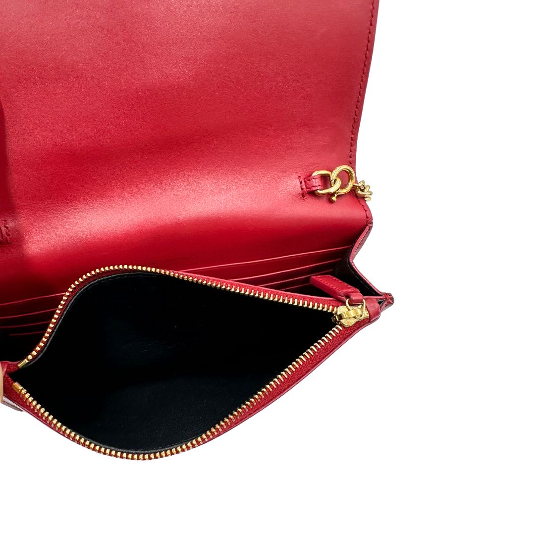 Interno Borsa Kate Wallet on Chain Saint Laurent in pelle rossa con parti metalliche dorate e nappa decorativa a catena, indossabile a tracolla.