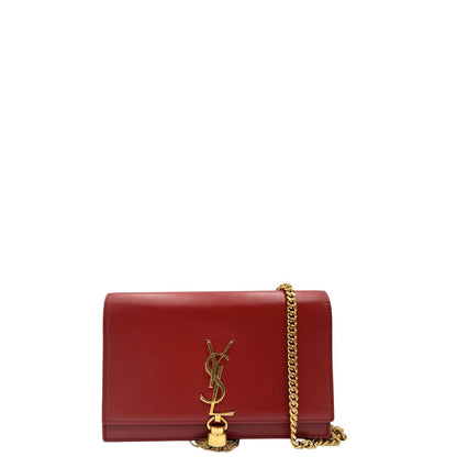 Front Borsa Kate Wallet on Chain Saint Laurent in pelle rossa con parti metalliche dorate e nappa decorativa a catena, indossabile a tracolla.