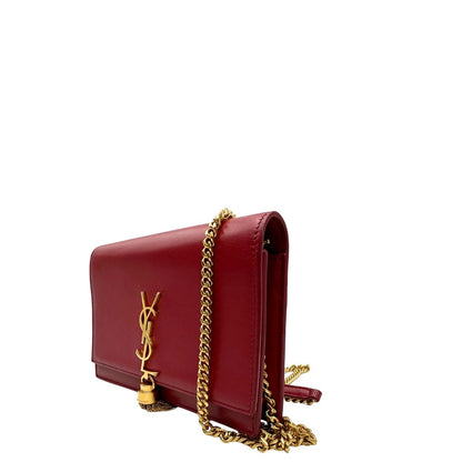 Laterale Borsa Kate Wallet on Chain Saint Laurent in pelle rossa con parti metalliche dorate e nappa decorativa a catena, indossabile a tracolla.