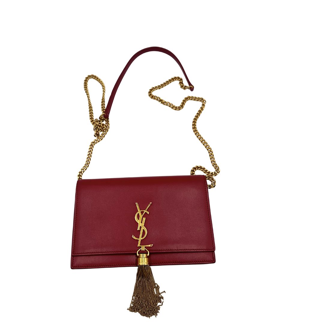 Borsa Kate Wallet on Chain Saint Laurent in pelle rossa con parti metalliche dorate e nappa decorativa a catena, indossabile a tracolla.