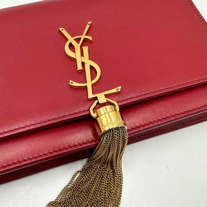 Borsa Kate Wallet on Chain Saint Laurent in pelle rossa con parti metalliche dorate e nappa decorativa a catena, indossabile a tracolla.