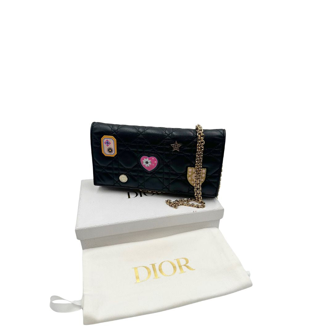 Wallet on Chain Dior in pelle cannage nera con Patch multicolore, parti metalliche dorate; da portare a mano oppure a tracolla. originale, usata, di lusso, in ottime condizioni