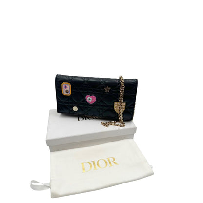 Wallet on Chain Dior in pelle cannage nera con Patch multicolore, parti metalliche dorate; da portare a mano oppure a tracolla. originale, usata, di lusso, in ottime condizioni