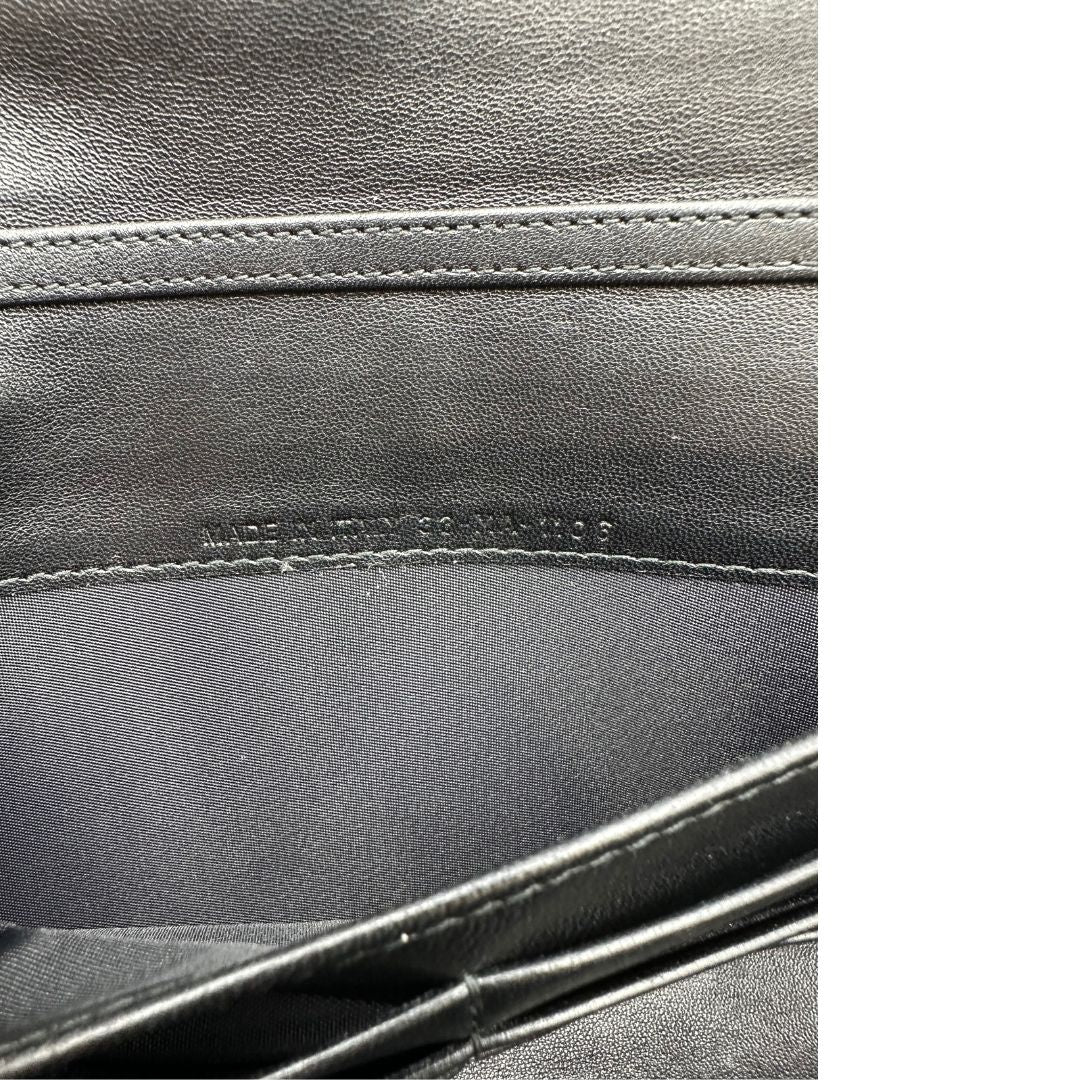 Wallet on Chain Dior in pelle cannage nera con Patch multicolore, parti metalliche dorate; da portare a mano oppure a tracolla. originale, usata, di lusso, in ottime condizioni