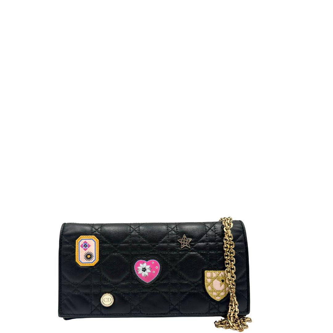 Front Wallet on Chain Dior in pelle cannage nera con Patch multicolore, parti metalliche dorate; da portare a mano oppure a tracolla. originale, usata, di lusso, in ottime condizioni