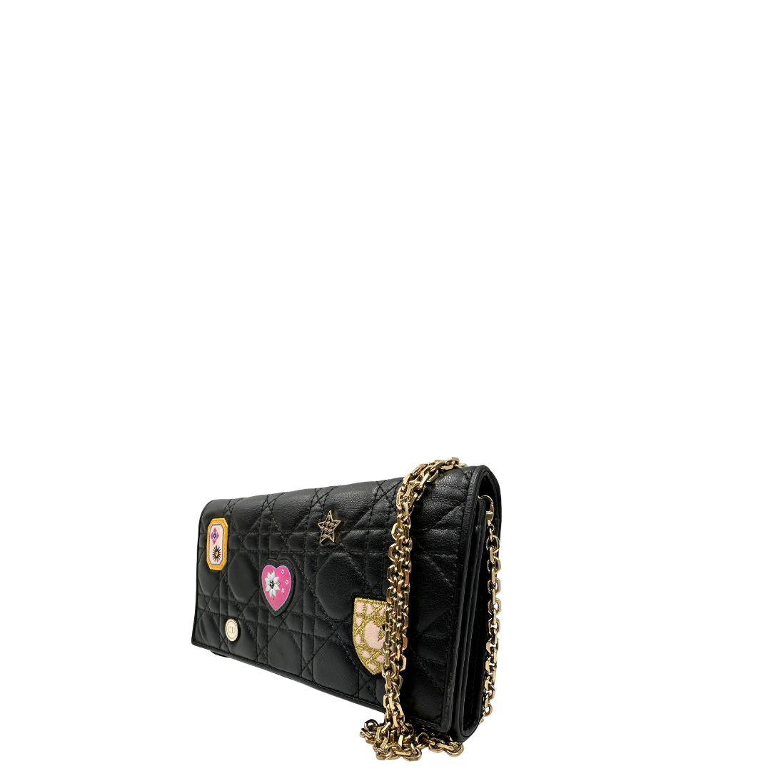 Laterali Wallet on Chain Dior in pelle cannage nera con Patch multicolore, parti metalliche dorate; da portare a mano oppure a tracolla. originale, usata, di lusso, in ottime condizioni