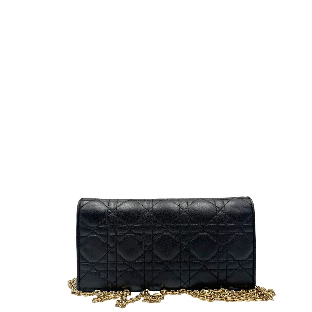 Retro Wallet on Chain Dior in pelle cannage nera con Patch multicolore, parti metalliche dorate; da portare a mano oppure a tracolla. originale, usata, di lusso, in ottime condizioni