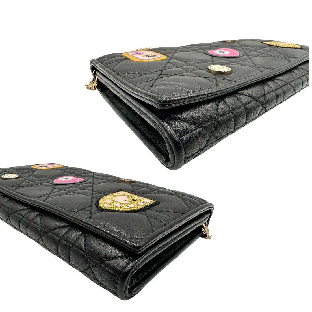 Angoli Wallet on Chain Dior in pelle cannage nera con Patch multicolore, parti metalliche dorate; da portare a mano oppure a tracolla. originale, usata, di lusso, in ottime condizioni