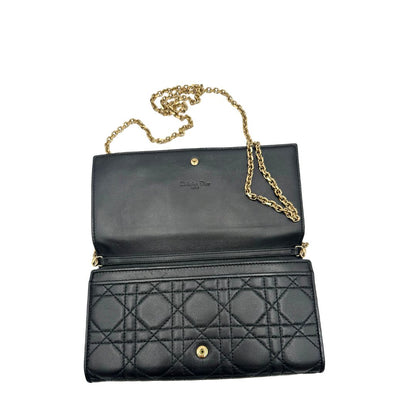 Wallet on Chain Dior in pelle cannage nera con Patch multicolore, parti metalliche dorate; da portare a mano oppure a tracolla. originale, usata, di lusso, in ottime condizioni