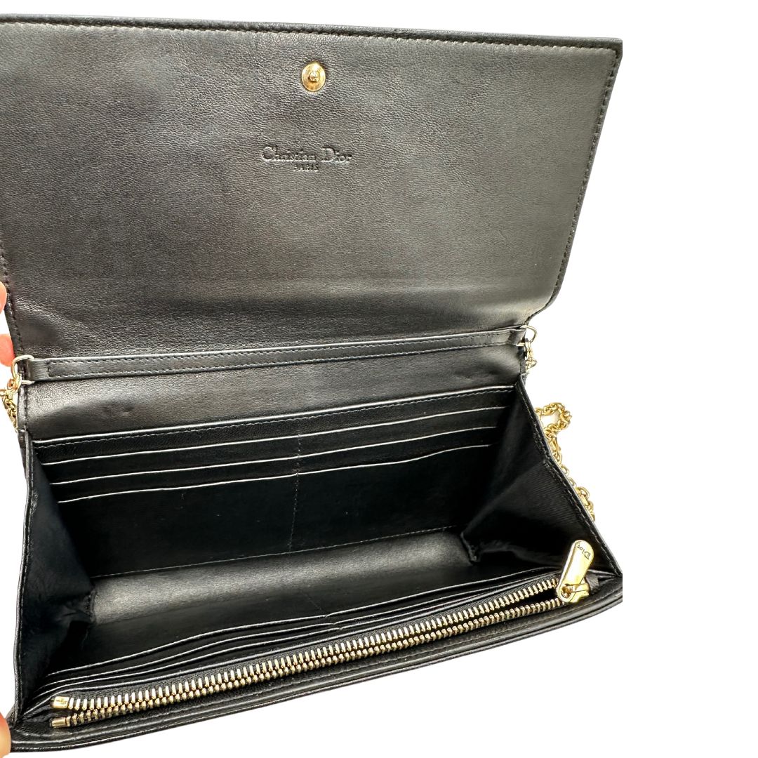 Interno Wallet on Chain Dior in pelle cannage nera con Patch multicolore, parti metalliche dorate; da portare a mano oppure a tracolla. originale, usata, di lusso, in ottime condizioni