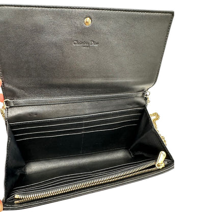 Interno Wallet on Chain Dior in pelle cannage nera con Patch multicolore, parti metalliche dorate; da portare a mano oppure a tracolla. originale, usata, di lusso, in ottime condizioni