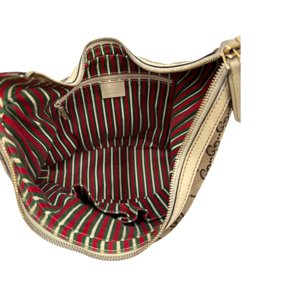 interno Borsa Gucci in tessuto GG monogram beige con parti metalliche dorate e finiture in pelle; munita di un manico singolo, da portare a spalla 