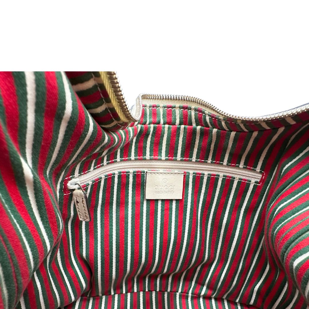 interno Borsa Gucci in tessuto GG monogram beige con parti metalliche dorate e finiture in pelle; munita di un manico singolo, da portare a spalla 