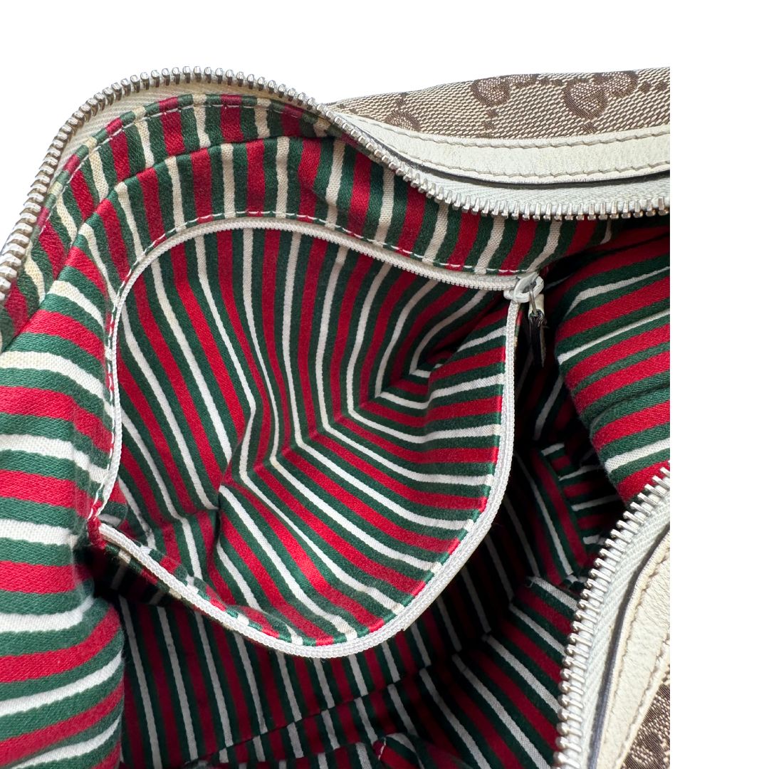 interno Borsa Gucci in tessuto GG monogram beige con parti metalliche dorate e finiture in pelle; munita di un manico singolo, da portare a spalla 