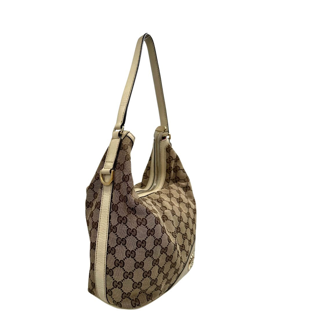 lato Borsa Gucci in tessuto GG monogram beige con parti metalliche dorate e finiture in pelle; munita di un manico singolo, da portare a spalla 