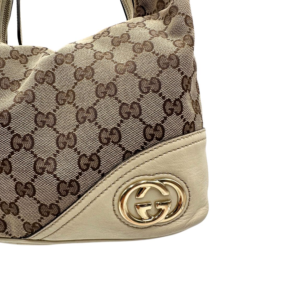 angolo Borsa Gucci in tessuto GG monogram beige con parti metalliche dorate e finiture in pelle; munita di un manico singolo, da portare a spalla 