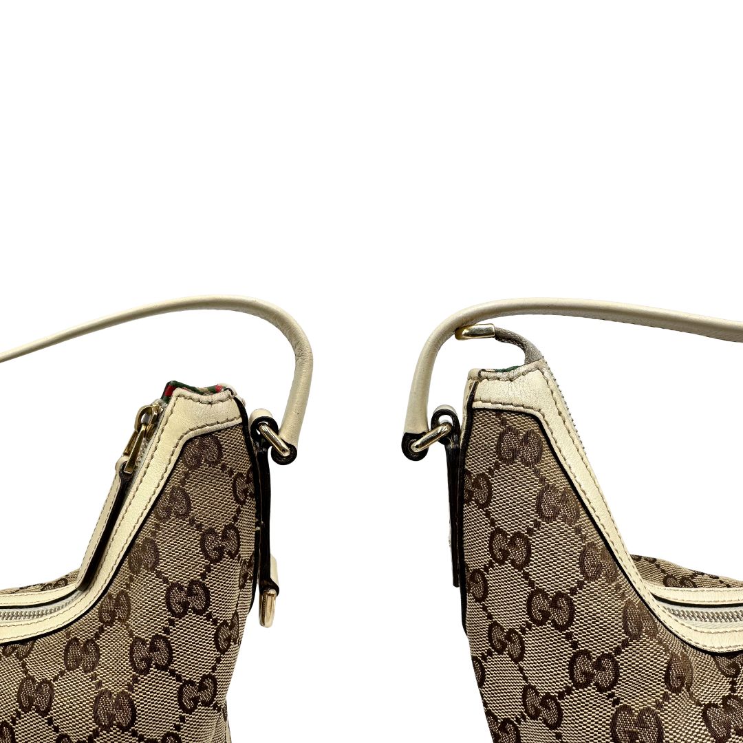 angoli manico Borsa Gucci in tessuto GG monogram beige con parti metalliche dorate e finiture in pelle; munita di un manico singolo, da portare a spalla