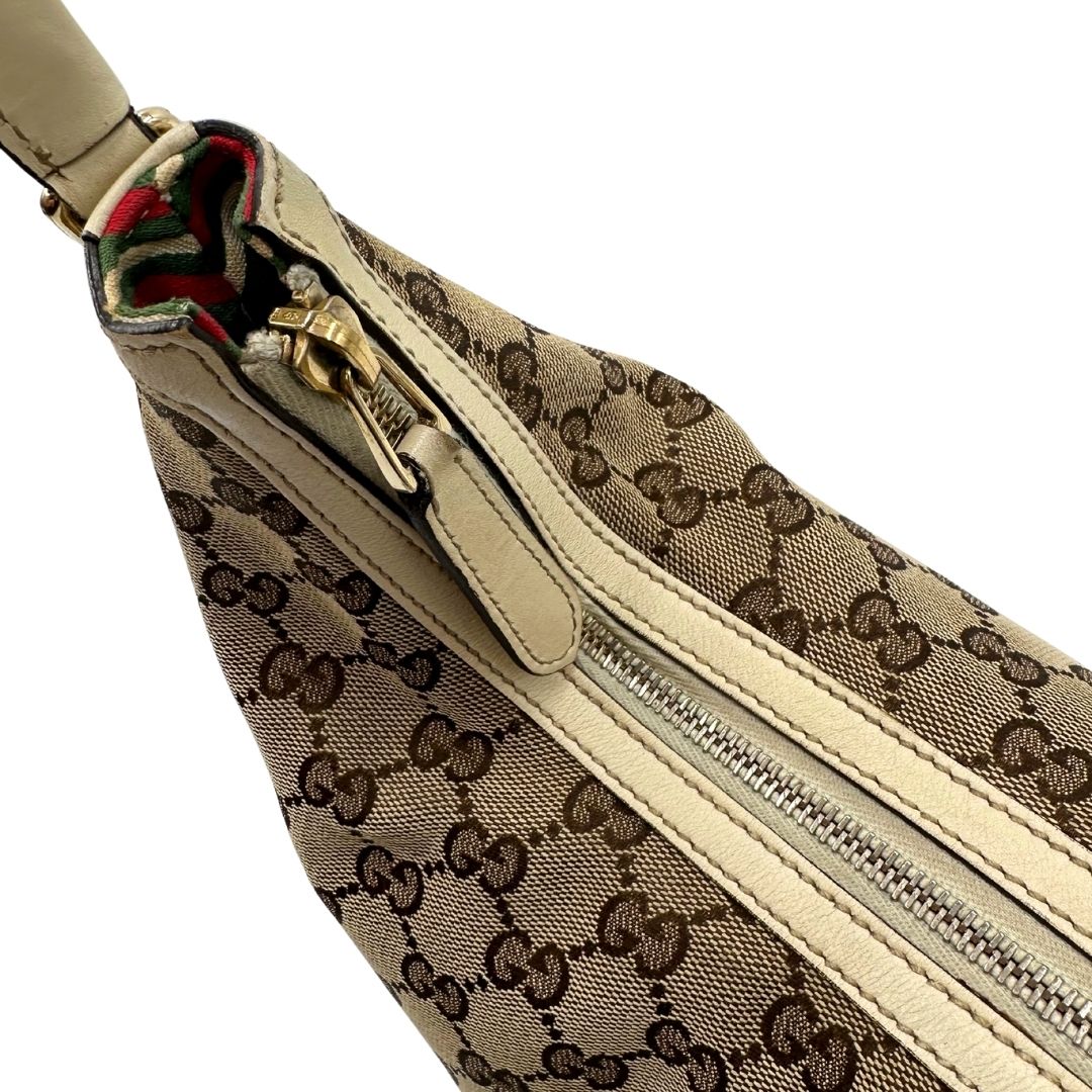 Borsa Gucci in tessuto GG monogram beige con parti metalliche dorate e finiture in pelle; munita di un manico singolo, da portare a spalla 