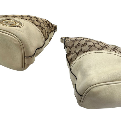 angoli Borsa Gucci in tessuto GG monogram beige con parti metalliche dorate e finiture in pelle; munita di un manico singolo, da portare a spalla