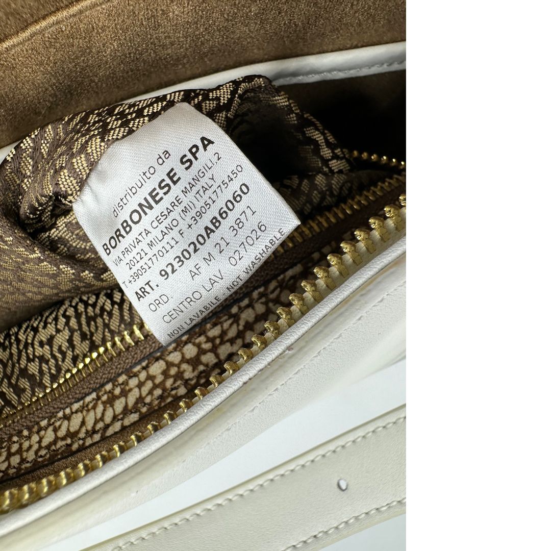  Borsa Borbonese in pelle bianca con parti metalliche dorate; munita di un manico singolo&nbsp;regolabile, indossabile a spalla