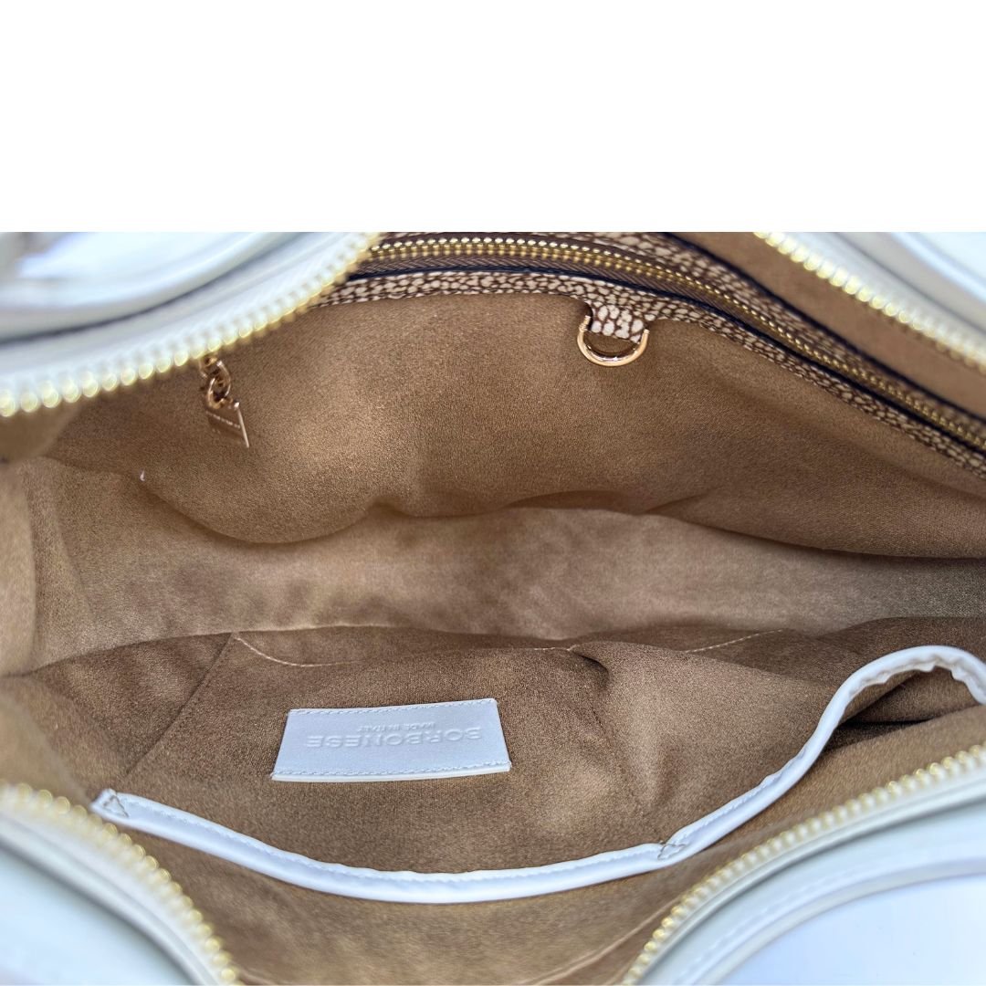 Interno Interno Borsa Borbonese in pelle bianca con parti metalliche dorate; munita di un manico singolo&nbsp;regolabile, indossabile a spalla