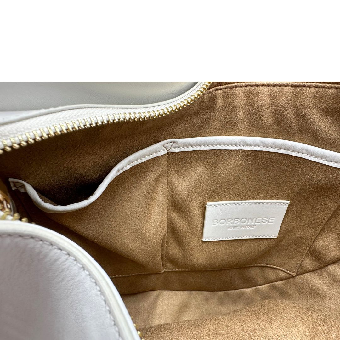 Interno Borsa Borbonese in pelle bianca con parti metalliche dorate; munita di un manico singolo&nbsp;regolabile, indossabile a spalla