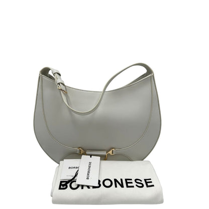  Borsa Borbonese in pelle bianca con parti metalliche dorate; munita di un manico singolo&nbsp;regolabile, indossabile a spalla